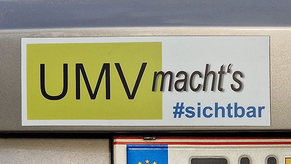 Referenzen UMV, Sticker am Auto